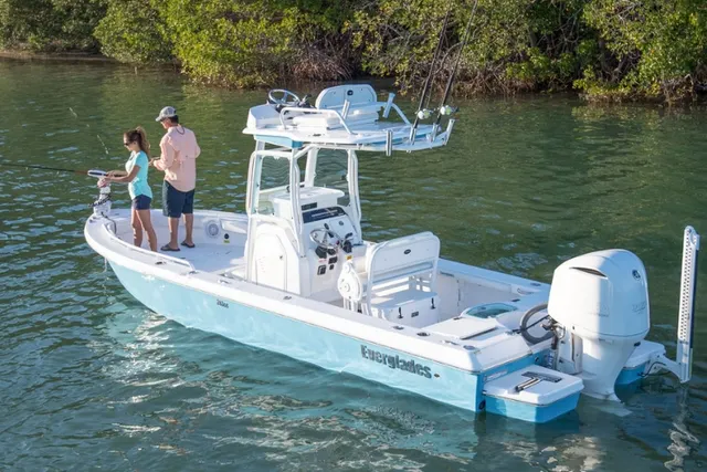 everglades 243 fish box 2021 CC MarineMax Used Everglades 24' 243 For
